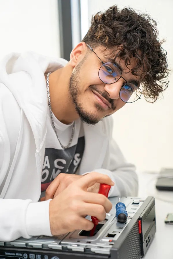 Techniker bei der Computer-Reparatur